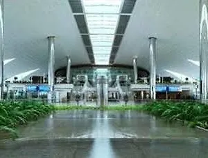 International Airport מלון